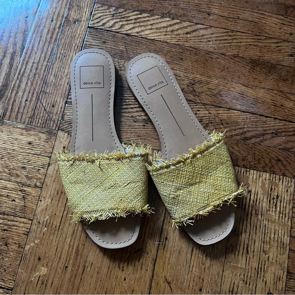Dolce Vita Raffia Flat Sandals - Picture 1 of 6